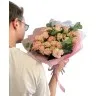 Нежный букет из кустовых пионовидных роз сорта Бомбастик